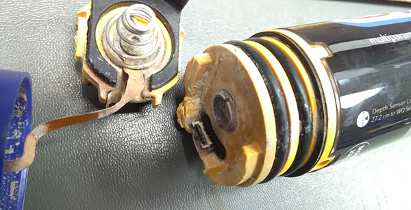 拆卸水質(zhì)檢測(cè)儀的電極 拆卸水質(zhì)檢測(cè)儀的電極