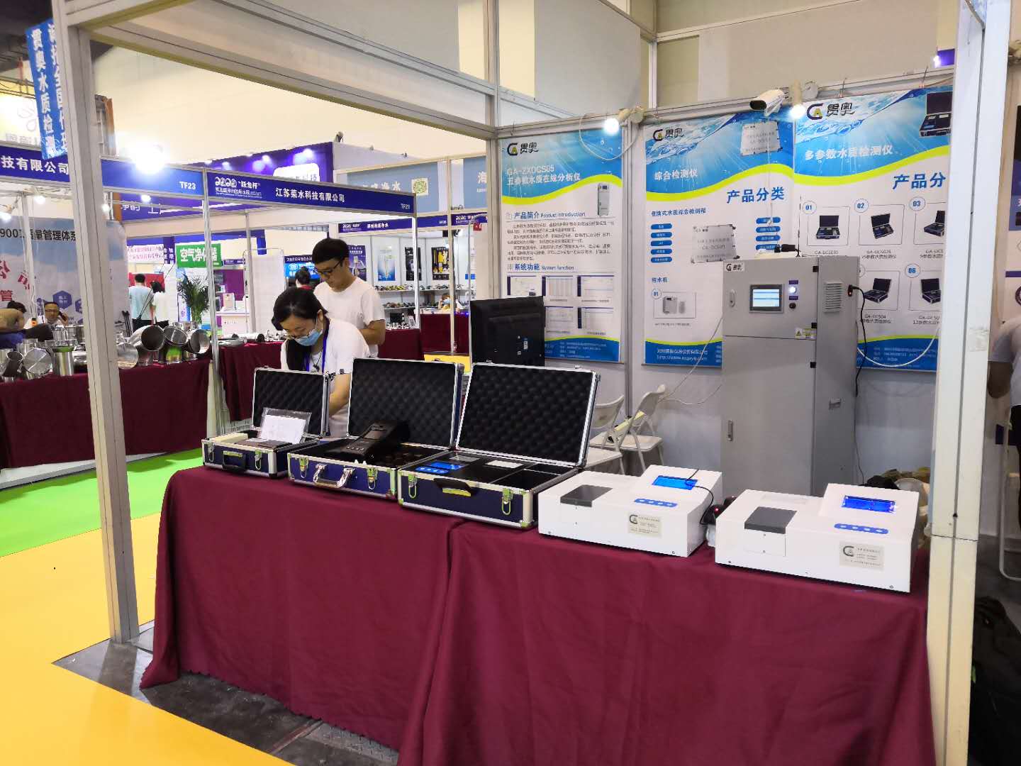 展會開始前水質(zhì)檢測儀器技術(shù)人員在做準備工作